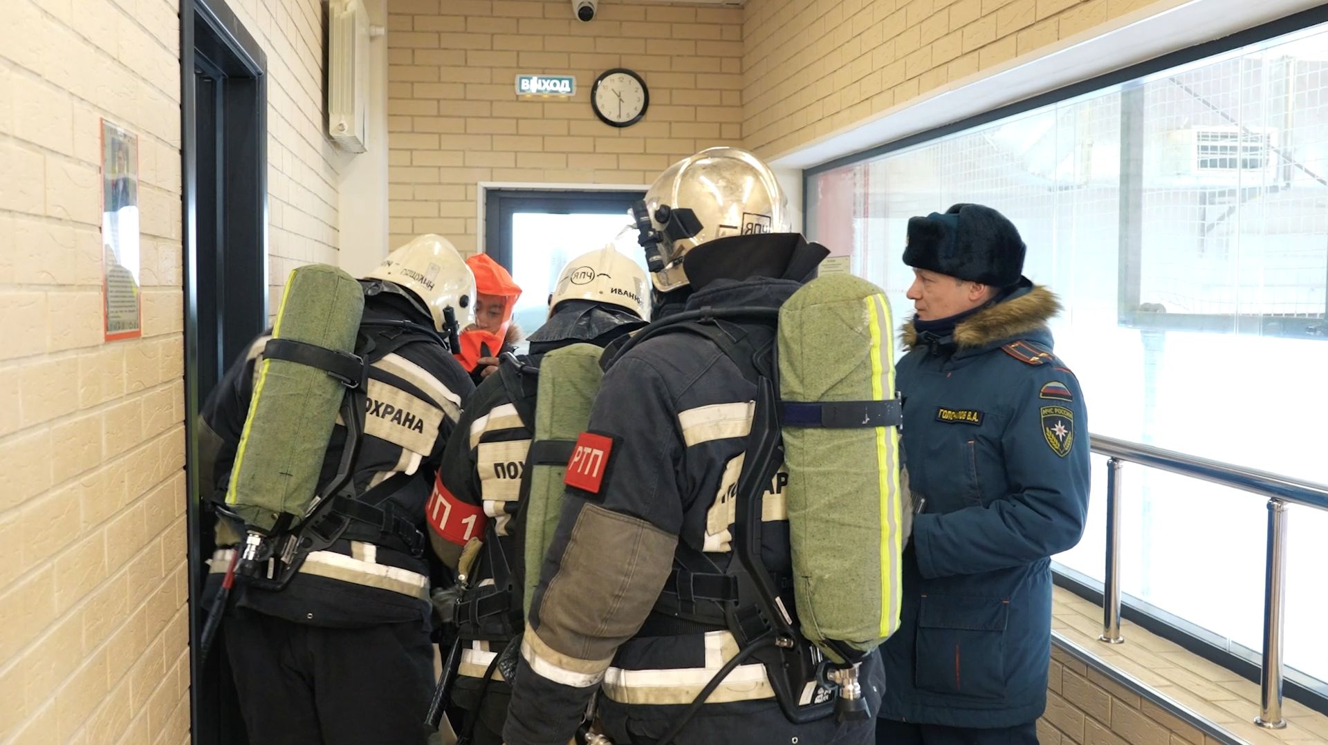 В раздевалке спортивного блока Ямальской школы-интерната произошло «возгорание» смотреть онлайн