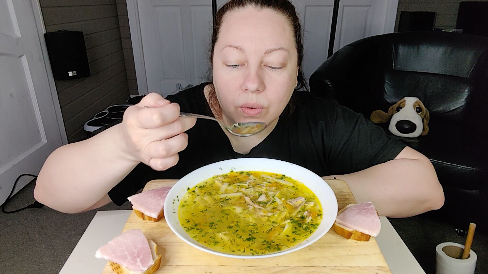 Мукбанг Куриный суп с лапшой и бутеры с бужениной. смотреть онлайн