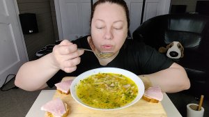 Мукбанг Куриный суп с лапшой и бутеры с бужениной.