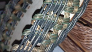 конфетница или корзинка из ротанга (четырехполосная лента) в цвете латунь