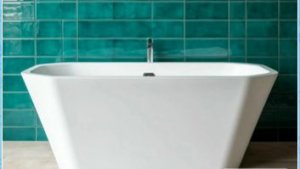 ГРИБОК!  Меняем керамический плинтус ванны на пластиковый.