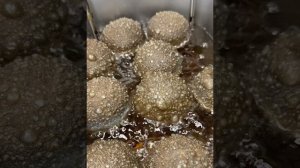 черные пончики с матчей