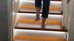 Лестница с автоматической подсветкой в режиме «плавно все сразу»