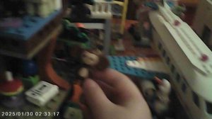 Чебурашка смотрит книжку