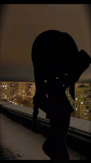 Кто не знал автор лунатик и часто ходит во сне по дому и говорит чё то