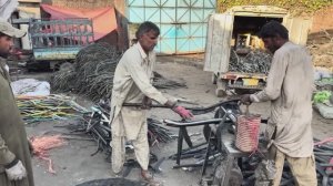 Переработка пластиковой изоляции электрического кабеля. Пакистан. Игрушка из вторичного пластика