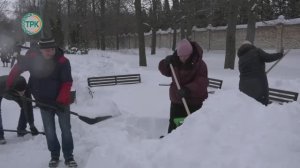 Новомосковцы вышли на снежный субботник