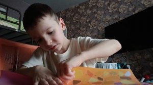 я клею наклейки 2 часть