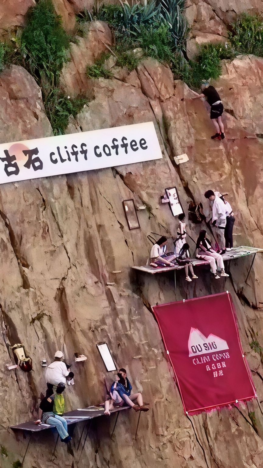 Необычная кофейня на отвесной скале открылась в Китае. Кто не боится добро пожаловать😊