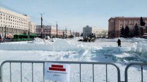 Разбирают Ледовый городок на площади Революции в Челябинске