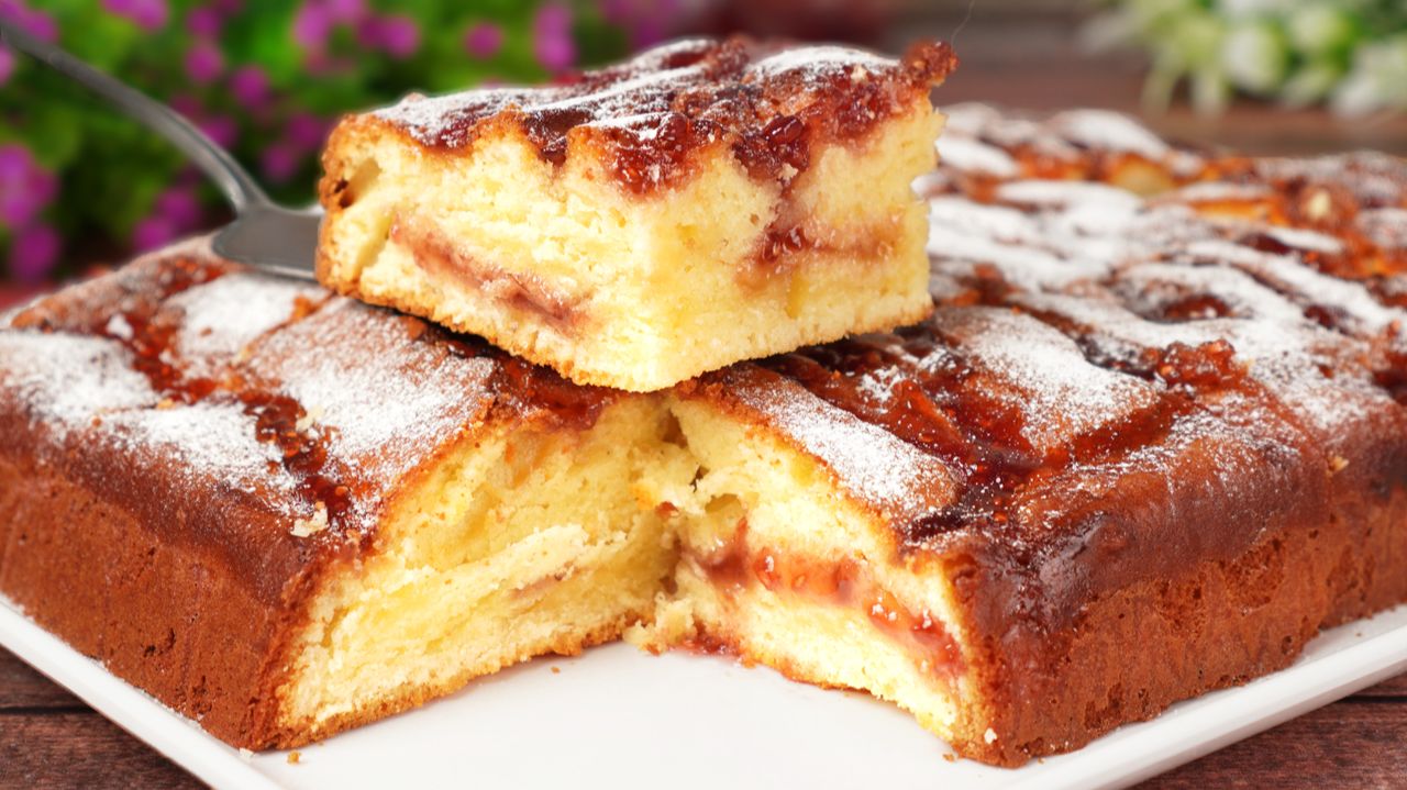 Нежный Пирог с Джемом за 5 Минут - Тающий Бисквит без Заморочек! смотреть онлайн