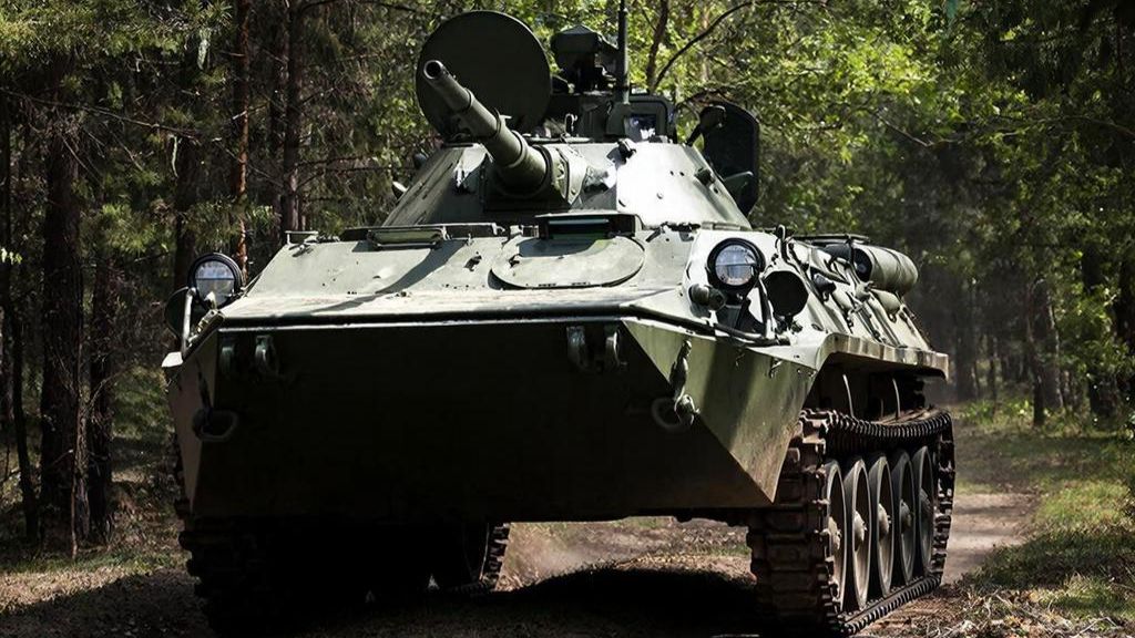 На следующий день, в понедельник, шлагбаум коттеджного посёлка протаранил бронетранспортёр...