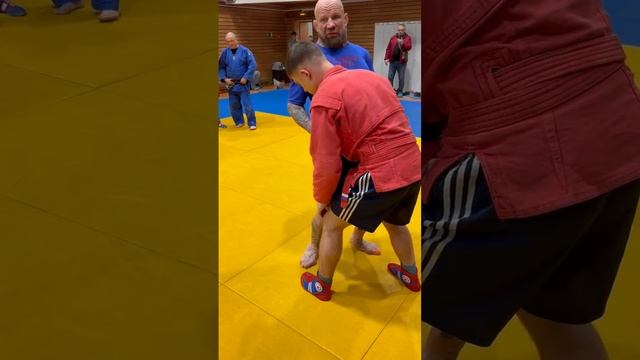 База борьбы от Джеффа Монсона- удушение в стойке от прохода в ноги.