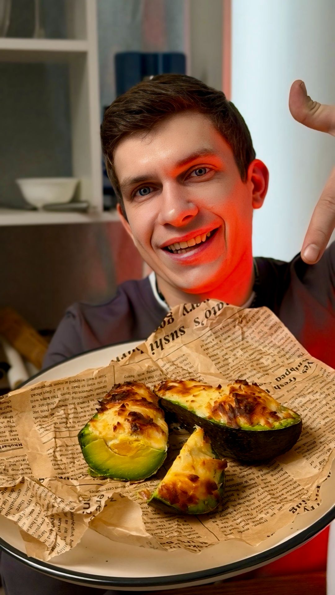 Запечённое авокадо с сыром и яйцом