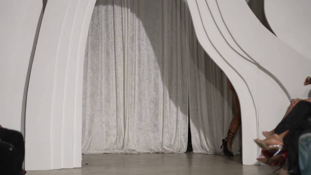 _ Ошеломляющее тело Нии Пьедры на Haute Gala 2024! смотреть онлайн