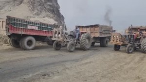 Конвейер тракторов в карьере. Пакистан