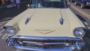 Американский фестиваль граффити, посвященный 50-летию автосалона, парад классических автомобилей,