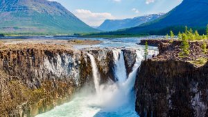 Мощный водопад Китабо Орон