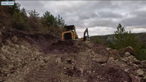 Грейдер. Как бульдозер Caterpillar D7Gрасчищает огромные камни на горной дороге_