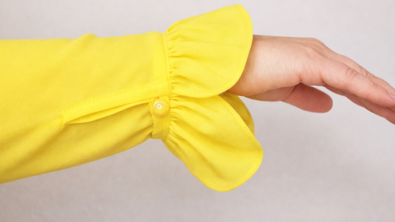 ПОКА ШЬЮТ ПО-СТАРОМУ, этот хитрый способ делает манжету идеальной с первого раза! смотреть онлайн