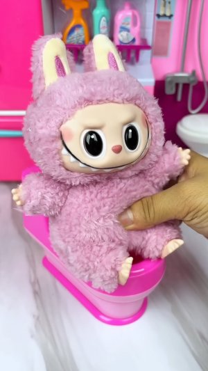 ЛАБУБУ ПРИНИМАЕТ ТУАЛЕТ 😆 ОБЗОР ИГРУШЕК