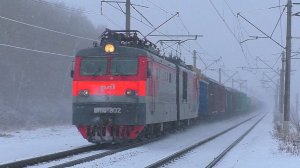 ВЛ10К-902 с грузовым поездом и приветливой бригадой следует через о.п. 61 км