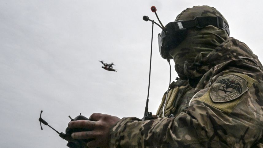 Российские FPV-дроны настигли боевиков ВСУ в лесу. Лучшее видео из зоны СВО смотреть онлайн