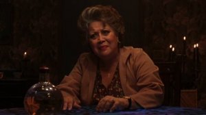 Медиум ( мошенница)начинает слышать призраков