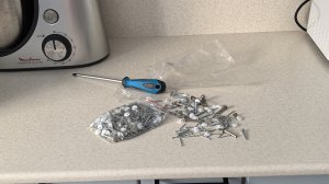 Повесила дверцы на гарнитуре.