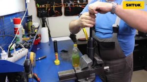 Как долить масло в гидравлический пресс?