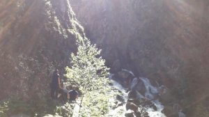 Очаровательный Домбай, величественные горы, идём к водопаду Шумка.  Красотища вокруг неимоверная.