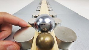 Магнитный ускоритель, металическим шариком пробивает даже кирпич .