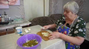 Сын поправился Пора готовить капусту Мама пенсионерка готовит витаминный салат без мяса