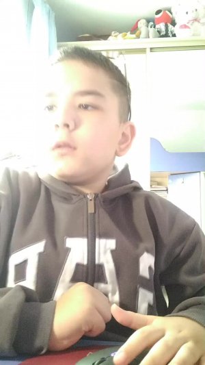 Стрим играю, разговариваю, сообщаю.