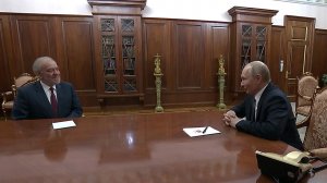 Владимир Путин и Валерий Гергиев обсудили премьеру оперы "Турандот" в Большом театре.