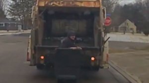 В США мужчина спрятался от полицейских в мусорном баке