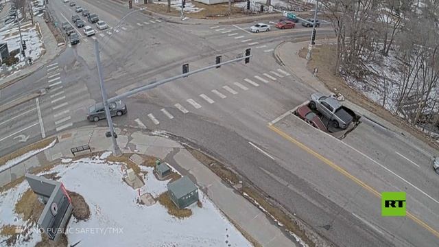 الولايات المتحدة.. حفرة عميقة تبتلع سيارتين في نبراسكا смотреть онлайн