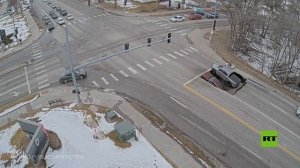 الولايات المتحدة.. حفرة عميقة تبتلع سيارتين في نبراسكا