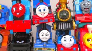 Видео для детей. Вставляем разные машинки батарейки, проверяем их для детей. #дети #видеодлядетей