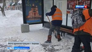 В Кирове чистят тротуары от снега до основания