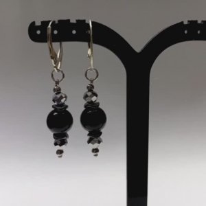 Комплект украшений ЗИМА – январь из чёрного оникса и морозного кварца.