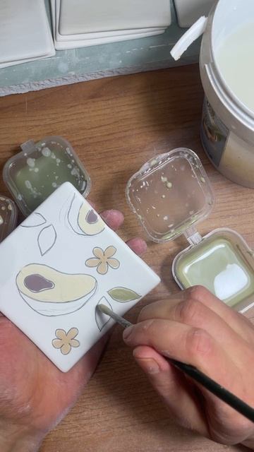 Процесс росписи плитки для зеркала