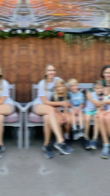 Оля смотрю на наши старые фото