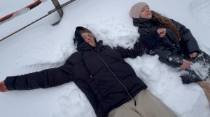 Камилка решила поваляться в снегу