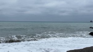 Ялта. Александровский сквер. Скамьи. Ялтинские зонтики. Море и чайки. 25.02.2026. Крым. Crimea.Yalta