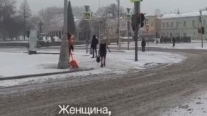 На Остоженке заметили женщину, которая вышла навстречу весне

Пока город кутается в шарфы и ...