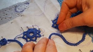 Укладываем элементы правой полочки на жакете "Голубой завиток". Ирландское кружево