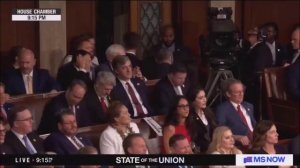 Демократа с плакатом "Черные люди — не обезьяны" вывели из зала