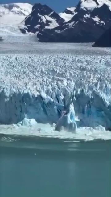 Массивные ледяные обвалы на леднике Перито-Морено в Аргентине!