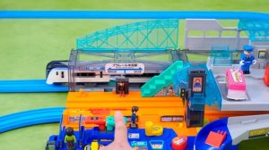 Поезда! Детская огромная железная дорога! Давай играть вместе!